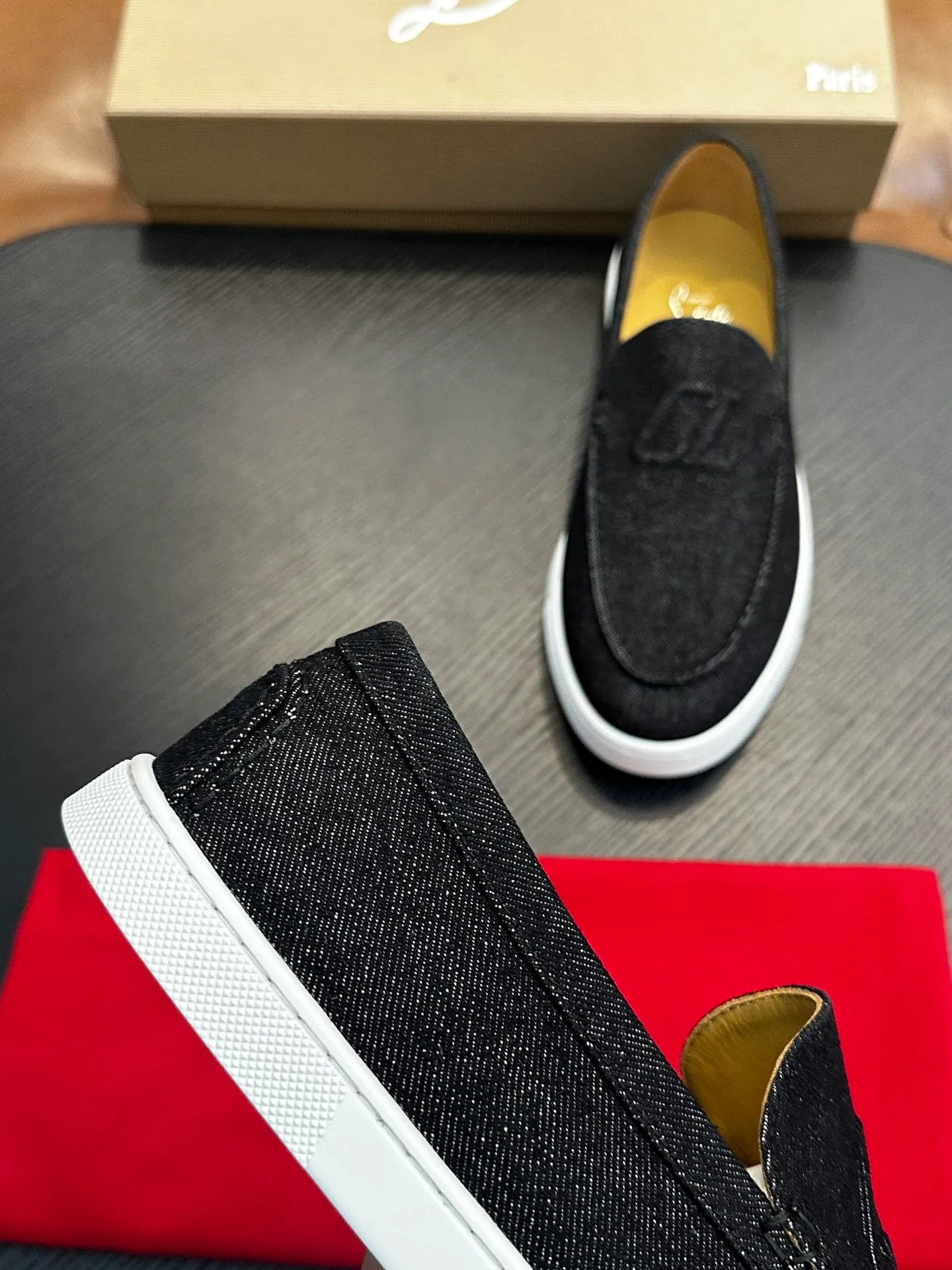 P760💰Christian Louboutin (red-soled shoes) Italian men’s casual sneakers are shipped! Each pair of shoes from this Italian handmade shoe brand has a simple and classic design, which is very comfortable and versatile! The upper fabric of this shoe is made of imported cowhide, with high-end and comfortable cowhide lining! The outsole is made of original rubber bottom sheets and is lined with cowhide! Brand-specific molded footbed, exclusive private mold control! Original box packaging, with shoe storage bag! 39 40 41 42 43 44 (38 45 46 customized)